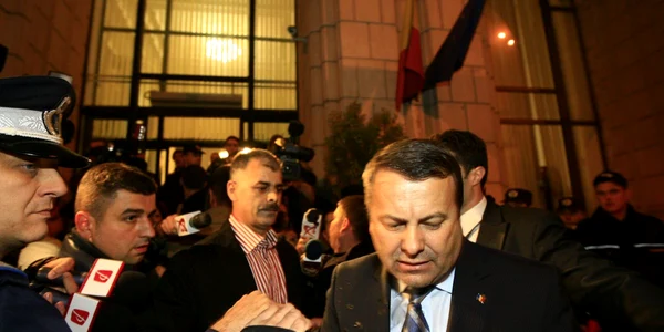 Ieşirea ministrului de Finanţe a creat busculadă Foto: Petrică Tănase