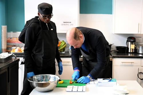 Prințul William, pus la treabă la Moss Side Millennium Powerhouse. FOTO: Getty Images