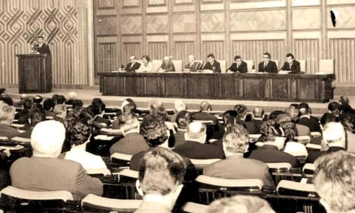 Ceauşescu, tartor peste prim secretarii de partid jpeg