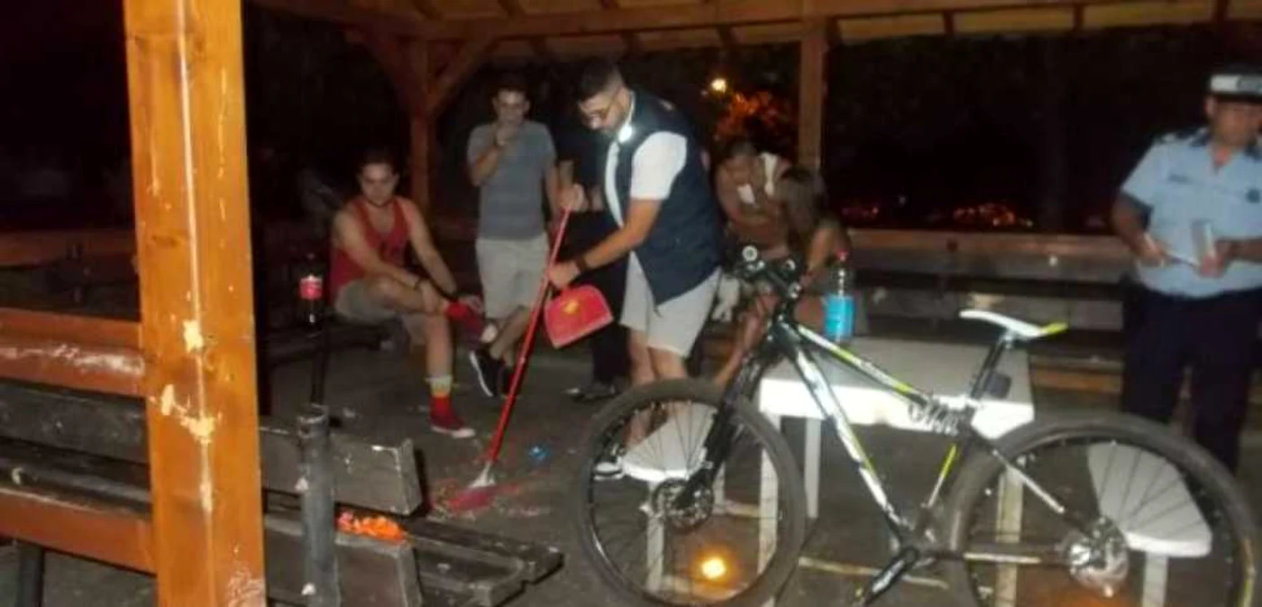Craiovenii care au făcut mizerie au fost puşi să facă curăţenie