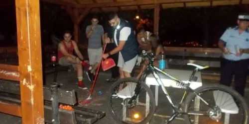 Craiovenii care au făcut mizerie au fost puşi să facă curat