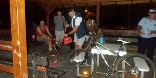 Craiovenii care au făcut mizerie au fost puşi să facă curat 