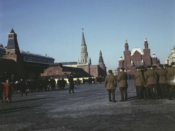 Pregătiri pentru o paradă militară în Moscova anului 1950 (© Nationaal Archief)