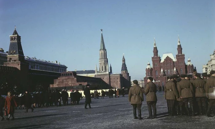 Pregătiri pentru o paradă militară în Moscova anului 1950 (© Nationaal Archief)