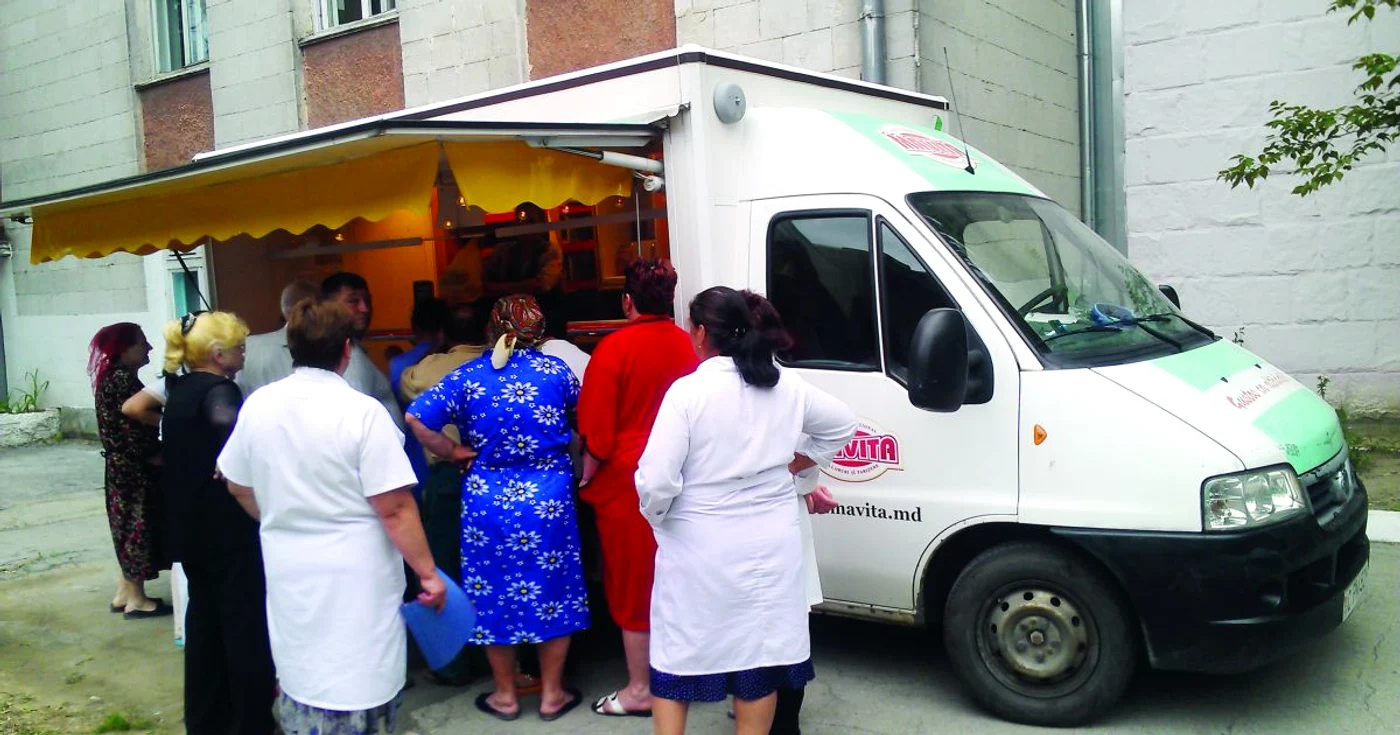 Asistentele de la Institutul Oncologic se îngrămădesc la mașina cu mezeluri