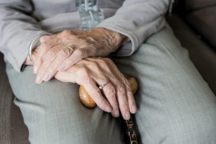 Pensionarii cu probleme de sănătate vor primi mai mulți bani din vară. Foto: Pixabay