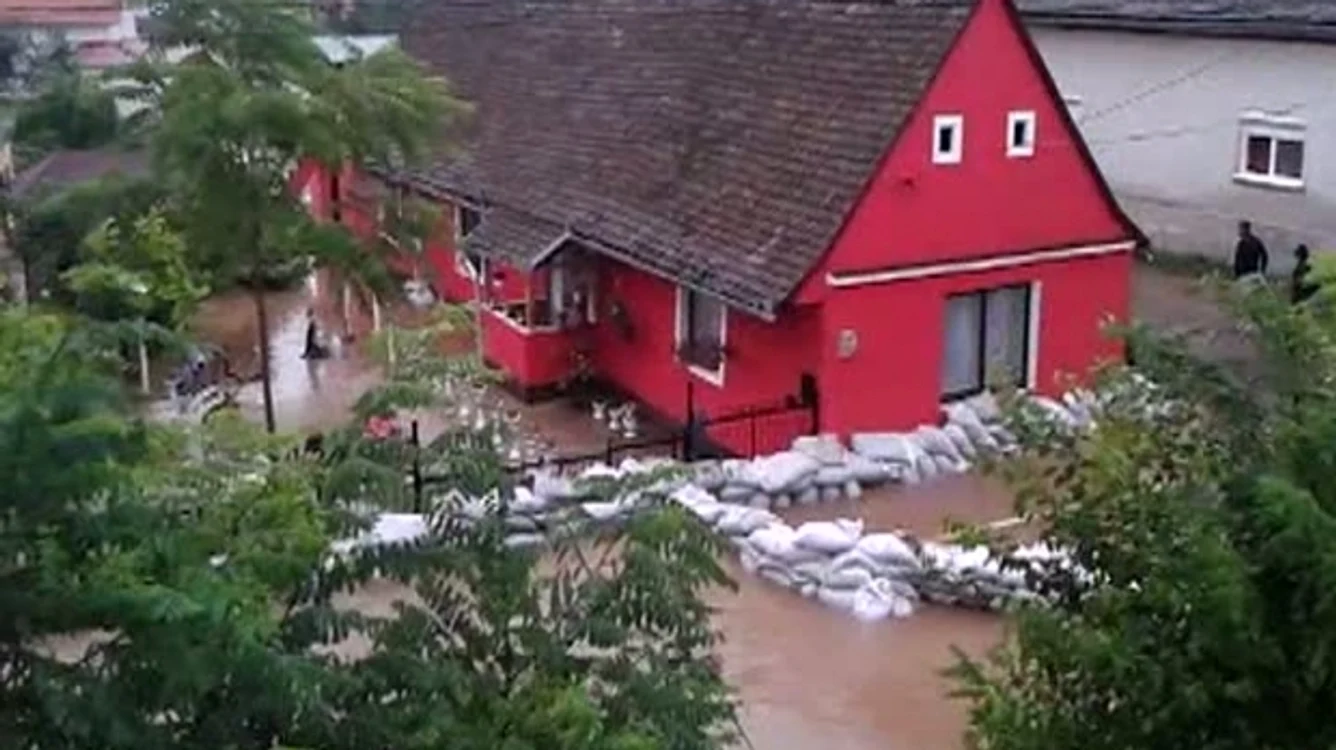 Pompierii au pus saci cu nisip în jurul caselor pentru a nu intra apa (foto: romaniatvnet)