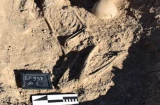 Mormântul descoperit de arheologii polonezi în deșertul Bayuda din nord-estul Sudanului (© Ewa Lesner)
