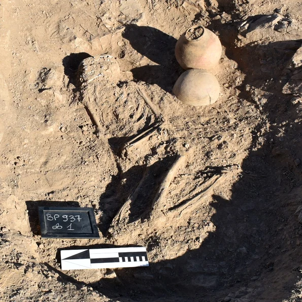 Mormântul descoperit de arheologii polonezi în deșertul Bayuda din nord-estul Sudanului (© Ewa Lesner)