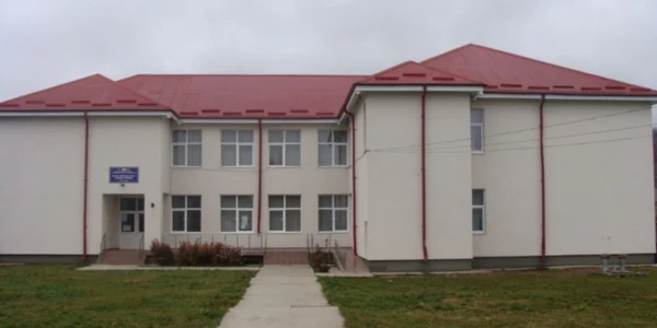 Şcoala pentru care deputatul băcăuan Mihai Banu a luat şpagă de 270 de mii de euro să facă trafic de influenţă