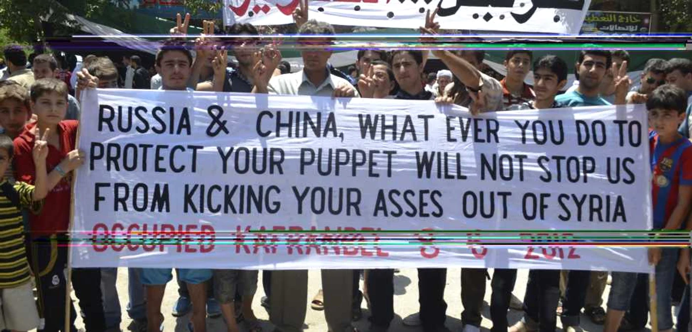 Protest împotriva Rusiei şi Chinei, care susţin regimul Assad, în oraşul sirian Kafranbel. Siria post-Assad ar putea favoriza, ca şi Libia, ţările care i-au sprijinit pe rebeli împotriva fostului regim. Rusia şi China ar pierde prima şansă la noi contracte.
