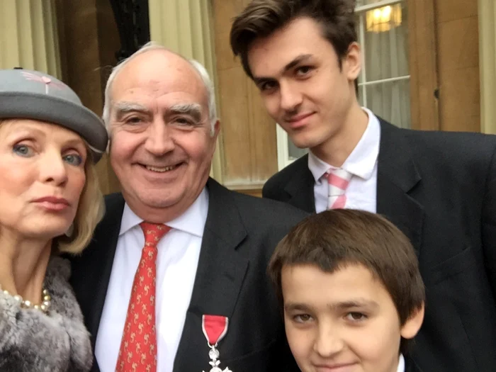 In 2015 la Buckingham cu familia la ceremonia acordarii distinctiei de Membru al Ordinului Imperiului Britanic