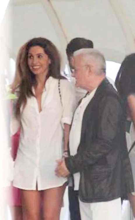 Irinel părea încântat şi de o şatenă