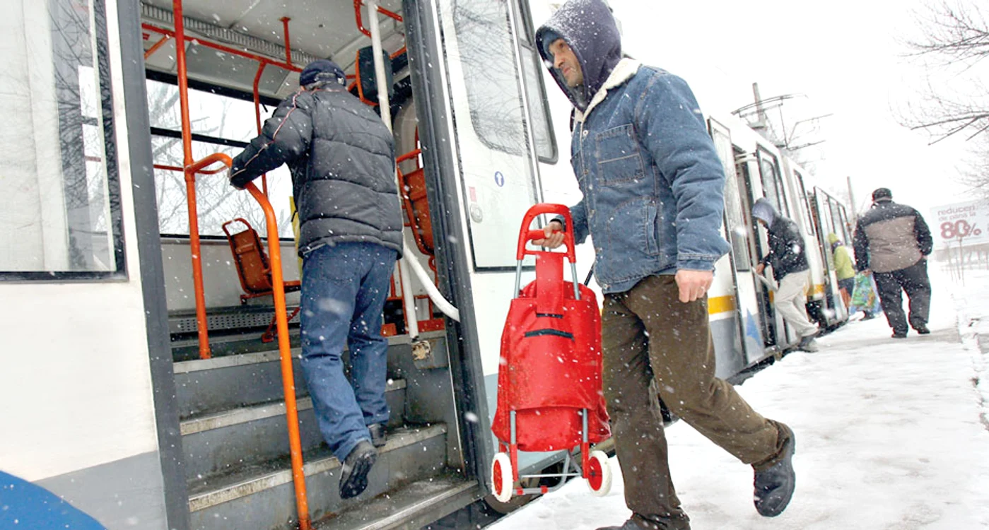 Refugiile de  tramvai au fost  acoperite de zăpadă  şi gheaţă
