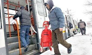 Refugiile de  tramvai au fost  acoperite de zăpadă  şi gheaţă jpeg