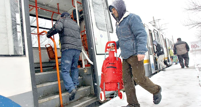 Refugiile de  tramvai au fost  acoperite de zăpadă  şi gheaţă