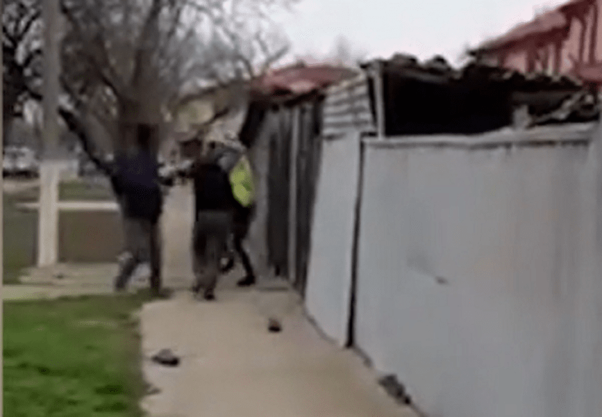 Trei poliţişti din Brăila, bătuţi cu propriul baston de un bărbat de 59 de ani VIDEO