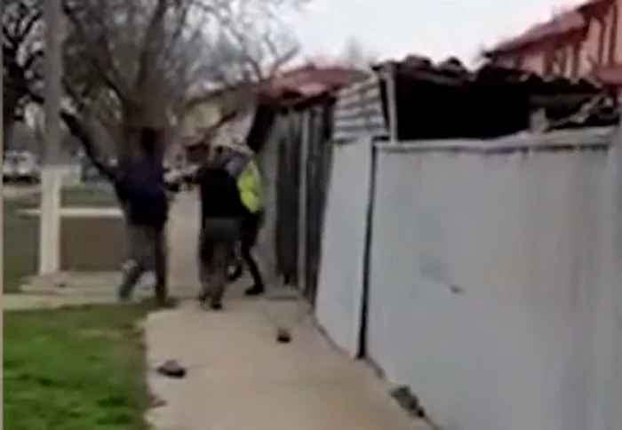 Polițiști bătuți cu propriul baston FOTO Captură video Observator