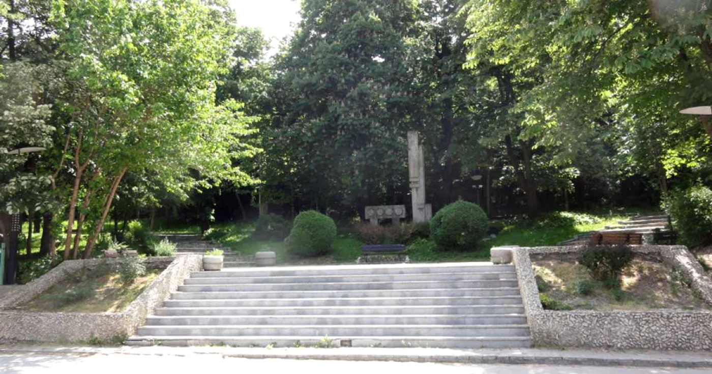 Intrarea principală în Parcul Piteşti din Slatina... (FOTO: Mugurel Manea)