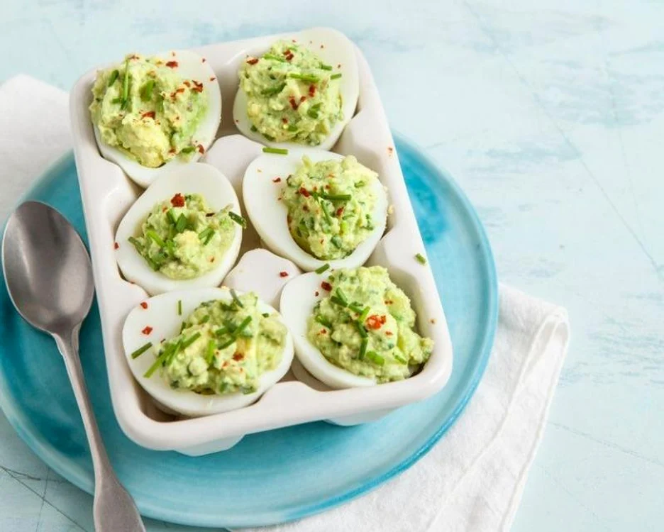 Ouă umplute cu pastă de avocado 