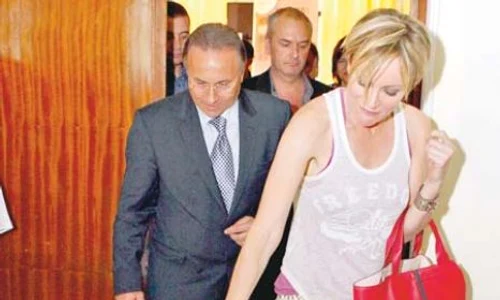 Solista a ajuns marţi pe aeroportul Henri Coandă cu Tequila, bichonul ei maltez (FOTO: Mediafax) jpeg