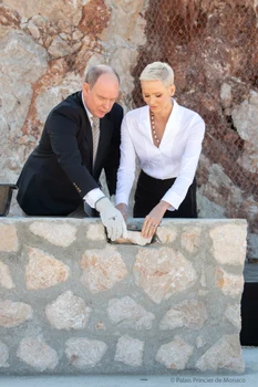 Prințesa Charlene și Prințul Albert Adăpost animale jpg