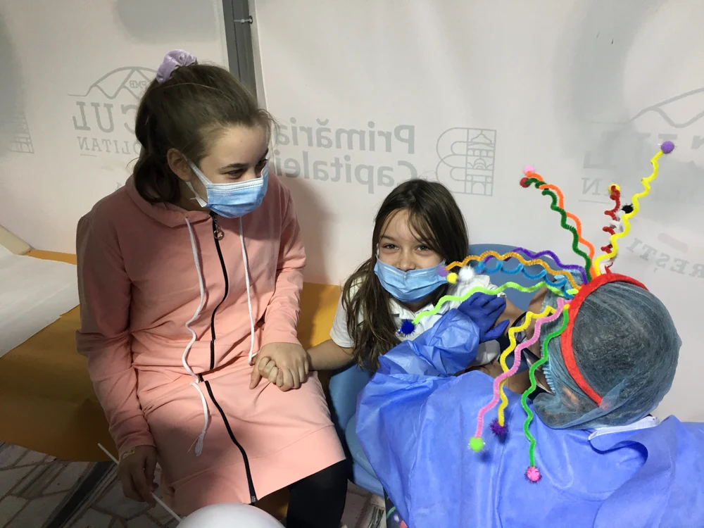 Alexandra și Sofia Imre, vesele la vaccinare