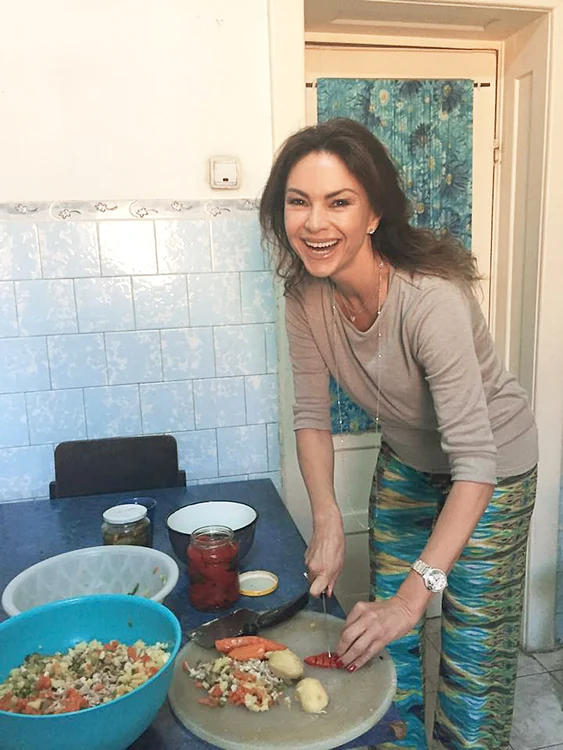 Ramona Bădescu are trucurile ei pentru a se menţine în formă, la 47 de ani