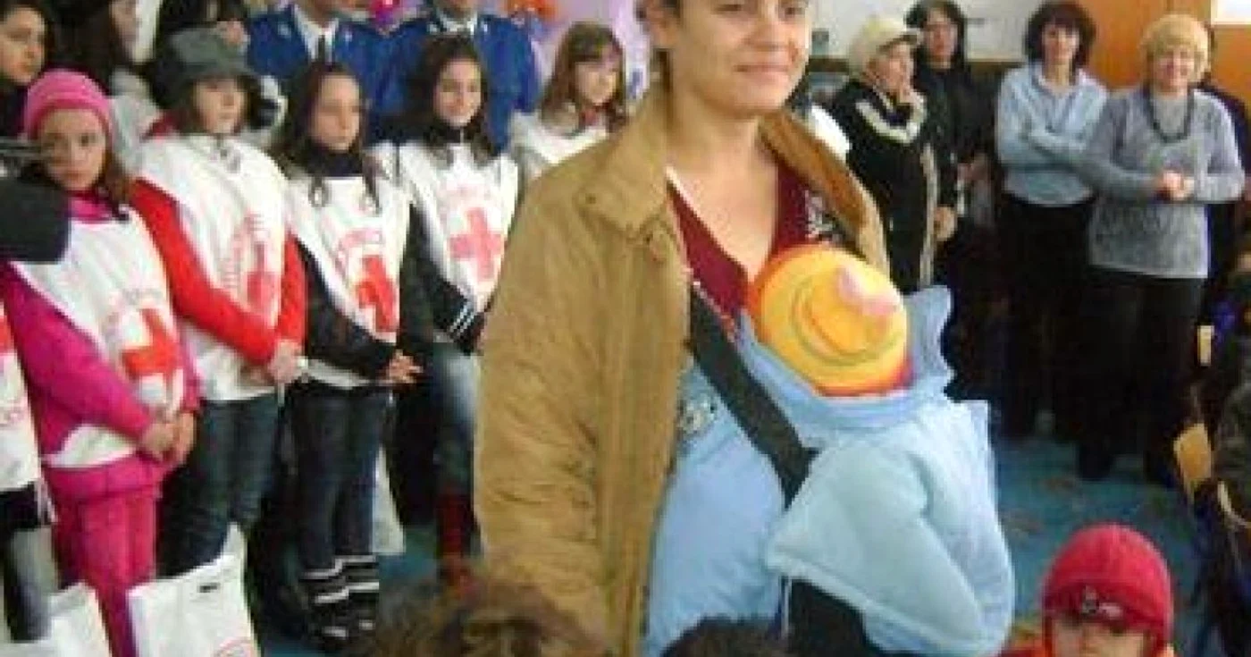 Familiile cu probleme au primit daruri