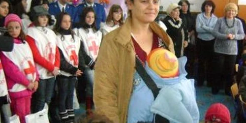 Familiile cu probleme au primit daruri