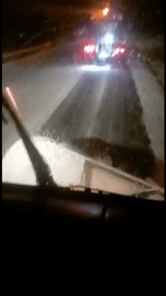 Ninge viscolit pe Transalpina. Lucrătorii de la Drumurile Naționale au intervenit cu utilaje de deszăpezire VIDEO