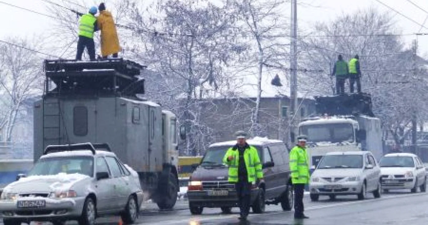 Un şofer de TIR a blocat traficul pe drumul Piatra Neamţ - Dumbrava Roşie după ce a rupt firele de troleu
