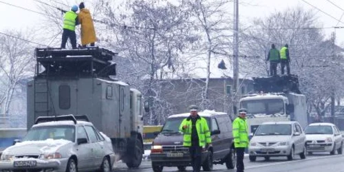 Un şofer de TIR a blocat traficul pe drumul Piatra Neamţ - Dumbrava Roşie după ce a rupt firele de troleu