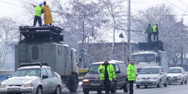 Un şofer de TIR a blocat traficul pe drumul Piatra Neamţ - Dumbrava Roşie după ce a rupt firele de troleu