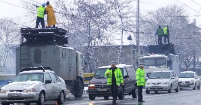 Un şofer de TIR a blocat traficul pe drumul Piatra Neamţ - Dumbrava Roşie după ce a rupt firele de troleu