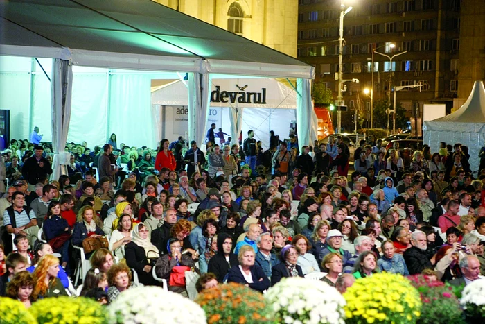 Numeroşi melomani s-au adunat seară de seară în Piaţa Festivalului, dar şi în cortul „Adevărul“ FOTO: David Muntean