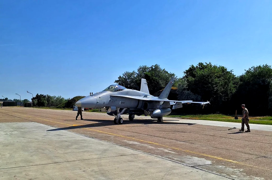 Avioanele F-18 Hornet ale Finlandei, trimise în România. FOTO Forţele Aeriene Române