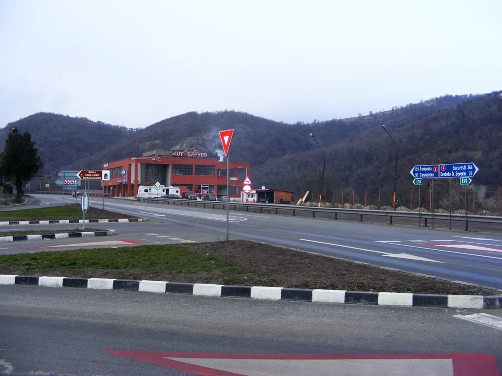 Intrarea în Orşova, unde Primăria vrea să pună bariera FOTO Corina Macavei