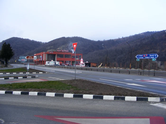 Intrarea în Orşova, unde Primăria vrea să pună bariera FOTO Corina Macavei