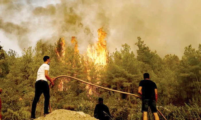 
    Pompierii au intervenit să stingă incendiile izbucnite în apropiere de Pescara  