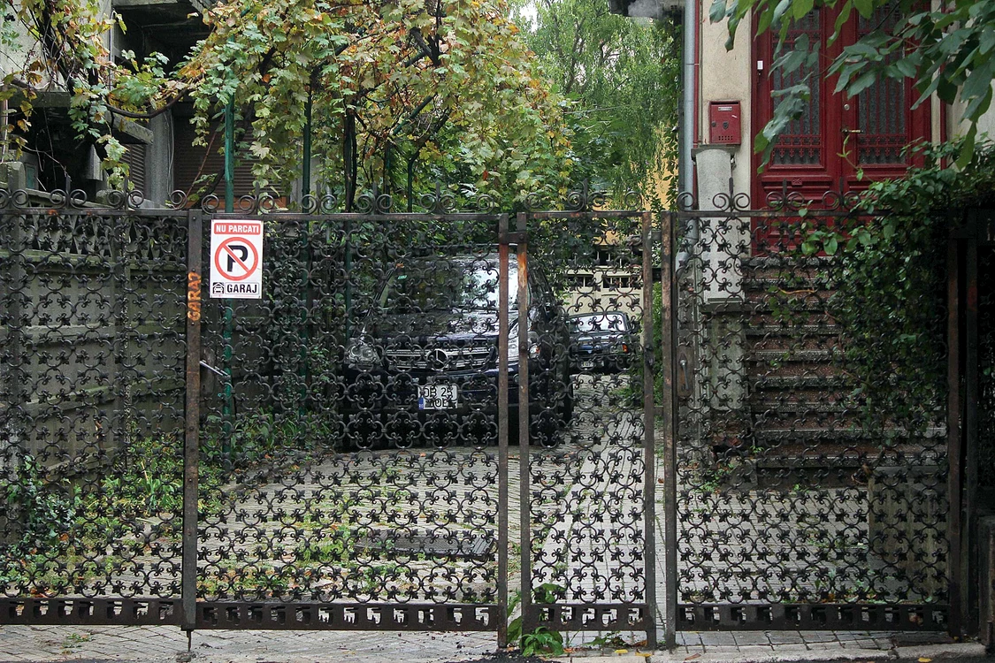 În curtea casei stă parcat  un alt jeep negru, tot Mercedes 