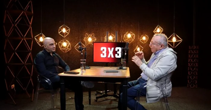 Alexandru Răducanu și Ion Cristoiu în platoul podcast-ului „3x3 cu Ion Cristoiu”.