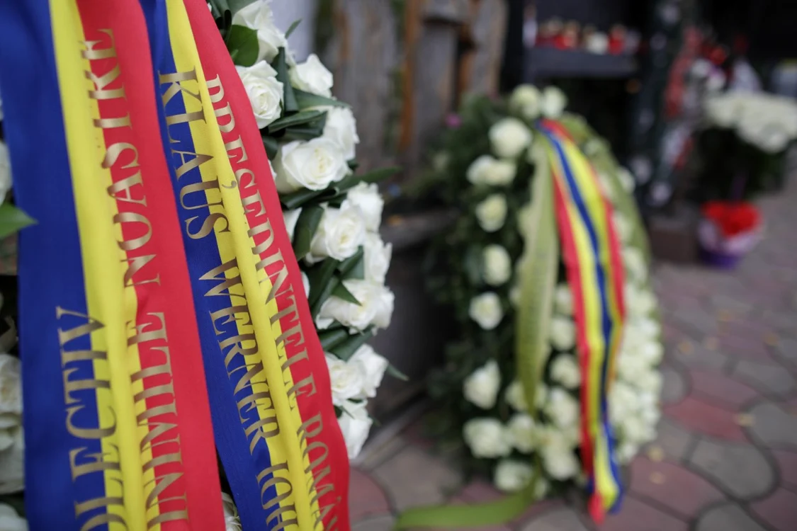 
    Klaus Iohannis a trimis o coroană de flori la ColectivInquam Photo / Octav Ganea  