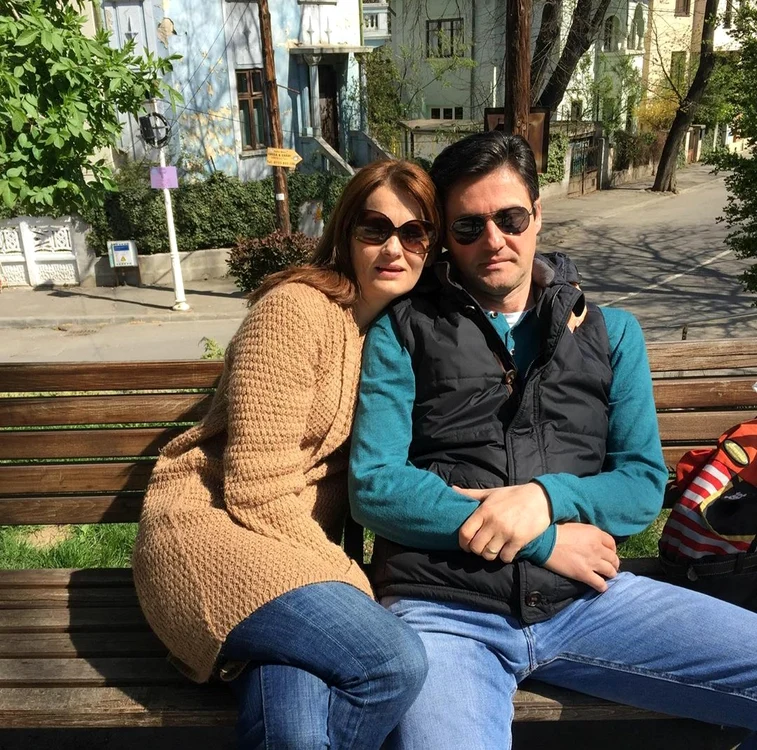 Horea este cu 2 ani mai mare decât Elvira