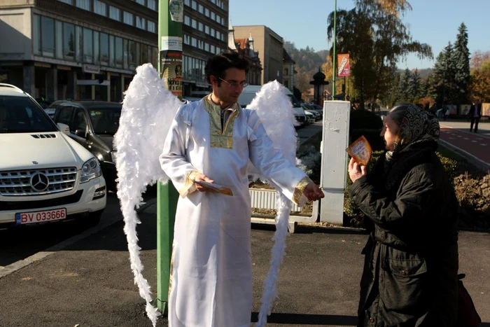 „Îngerii“ şi-au promovat cu tupeu acţiunea, în plină stradă. Foto: Stelian Grăjdan