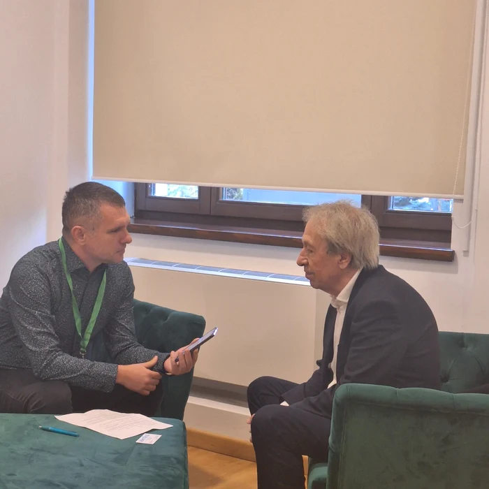 Pascal Bruckner (dreapta), în dialog cu jurnalistul Denis Grigorescu