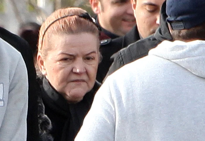 Domnica și Videl, prieteni din tinerețe ai Mariei Cârneci, au participat la înmormântarea soțului solisteifoto: Click!