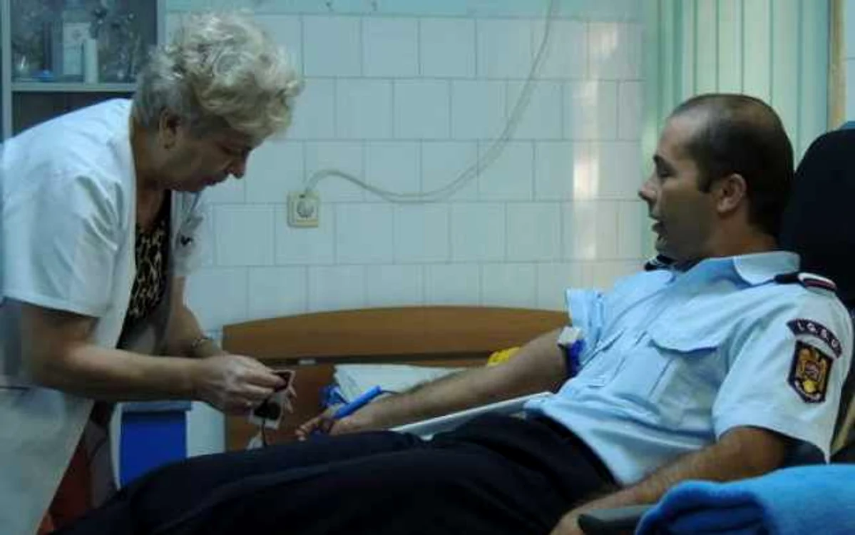 Pompierii s-au prezentat la centrul de transfuzii pentru a dona sânge. FOTO: ISU Hunedoara.