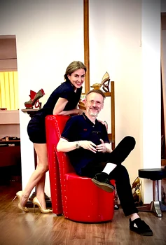 Soția Elena îl ajută să-și promoveze colecțiile 