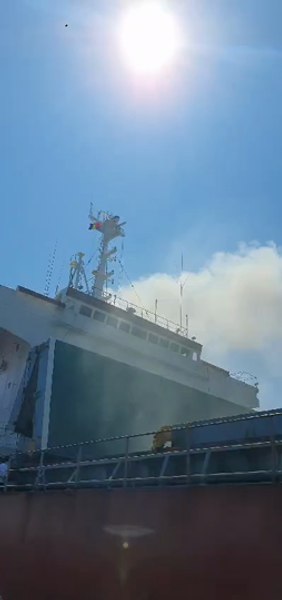 Arde un vapor în șantierul naval din Midia. Patru persoane ar putea fi la bord VIDEO